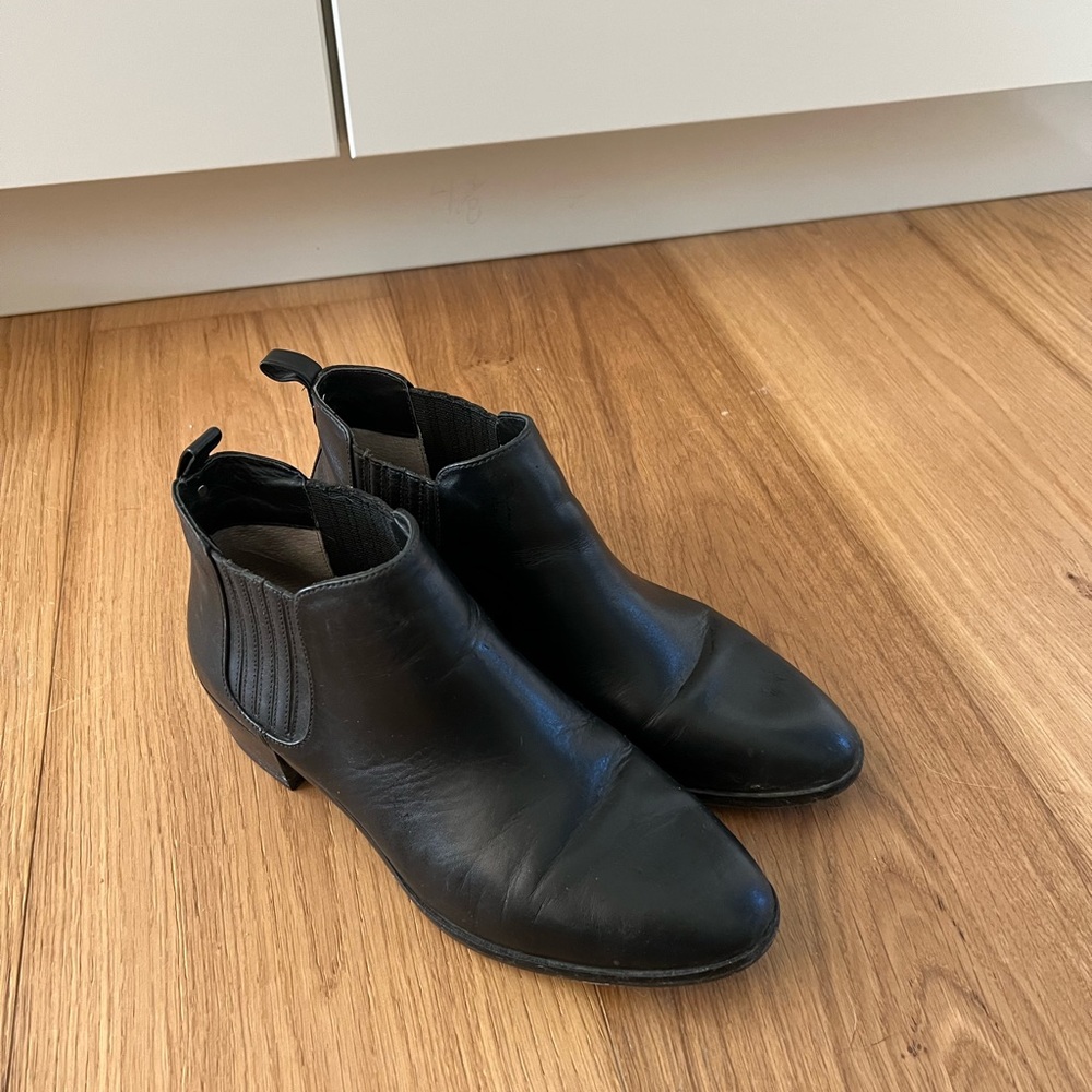 Michael Kira Chelsea boots